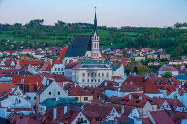 Çek Cumhuriyeti Cesky Krumlov 'daki Aziz Vitus Kilisesi' nin gün batımı manzarası.