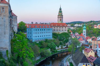 Çek Cumhuriyeti 'nin Vltava nehrine bakan Cesky Krumlov şatosunun günbatımı manzarası.