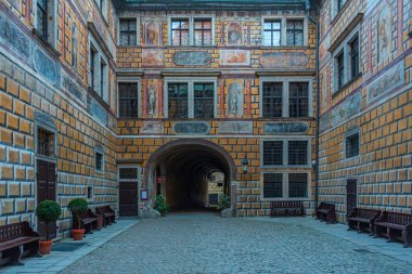 Çek Cumhuriyeti 'ndeki Cesky Krumlov kalesinin avlusunda.