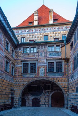 Çek Cumhuriyeti 'ndeki Cesky Krumlov kalesinin avlusunda.