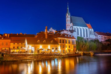 Çek Cumhuriyeti Cesky Krumlov 'daki Aziz Vitus Kilisesi' nin gün batımı manzarası.