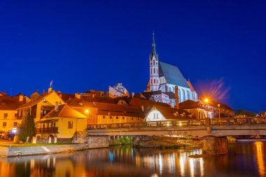 Çek Cumhuriyeti Cesky Krumlov 'daki Aziz Vitus Kilisesi' nin gün batımı manzarası.