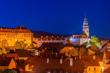 Çek Cumhuriyeti 'nin Vltava nehrine bakan Cesky Krumlov şatosunun günbatımı manzarası.