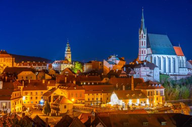 Çek Cumhuriyeti Cesky Krumlov 'daki Aziz Vitus Kilisesi' nin gün batımı manzarası.