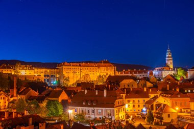 Çek Cumhuriyeti 'nin Vltava nehrine bakan Cesky Krumlov şatosunun günbatımı manzarası.