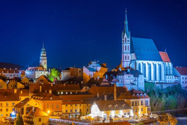 Çek Cumhuriyeti Cesky Krumlov 'daki Aziz Vitus Kilisesi' nin gün batımı manzarası.