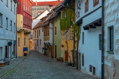 Çek Cumhuriyeti 'nin Cesky Krumlov merkezinin gündoğumu görüntüsü.