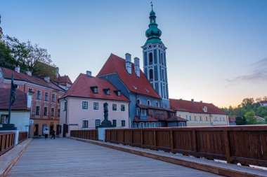 Çek Cumhuriyeti Cesky Krumlov 'daki Aziz Jost Kilisesi' nin gündoğumu.
