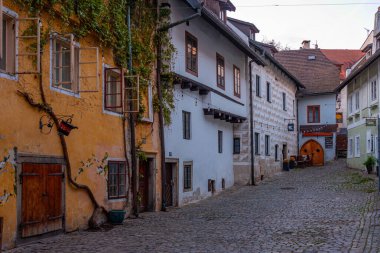 Çek Cumhuriyeti 'nin Cesky Krumlov merkezinin gündoğumu görüntüsü.