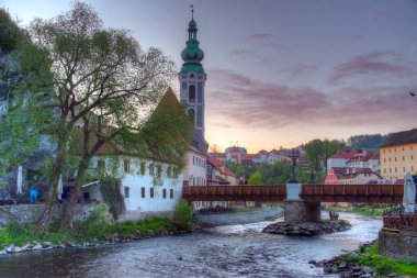 Çek Cumhuriyeti Cesky Krumlov 'daki Aziz Jost Kilisesi' nin gündoğumu.
