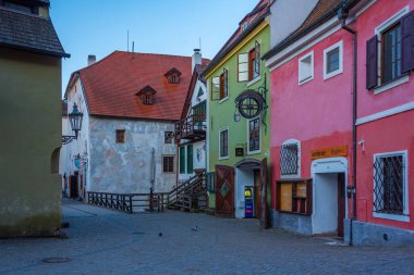 Çek Cumhuriyeti 'nin Cesky Krumlov merkezinin gündoğumu görüntüsü.