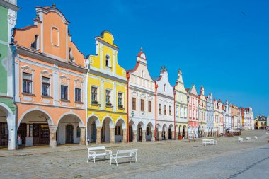Çek Cumhuriyeti 'nin Telc kentindeki tarihi meydanda renkli evler.
