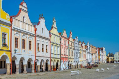 Çek Cumhuriyeti 'nin Telc kentindeki tarihi meydanda renkli evler.