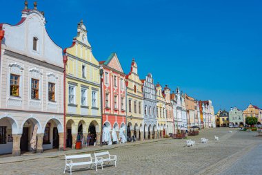 Çek Cumhuriyeti 'nin Telc kentindeki tarihi meydanda renkli evler.