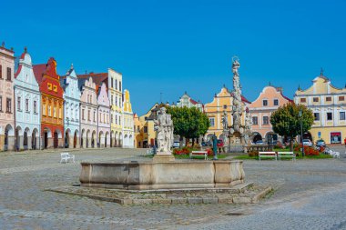 Çek Cumhuriyeti 'nin Telc kentindeki tarihi meydanda renkli evler.