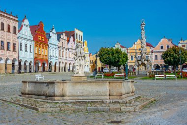 Çek Cumhuriyeti 'nin Telc kentindeki tarihi meydanda renkli evler.
