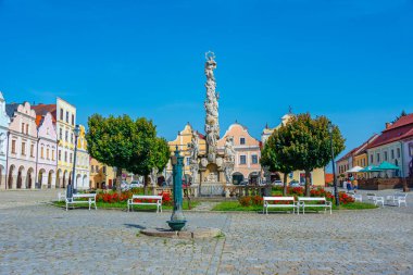 Çek Cumhuriyeti 'nin Telc kentindeki tarihi meydanda renkli evler.