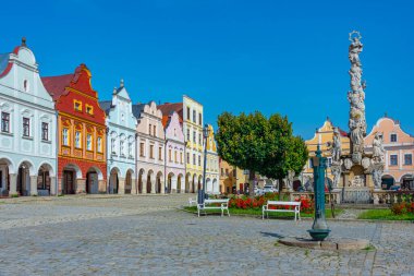Çek Cumhuriyeti 'nin Telc kentindeki tarihi meydanda renkli evler.