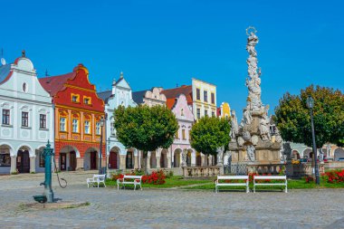 Çek Cumhuriyeti 'nin Telc kentindeki tarihi meydanda renkli evler.