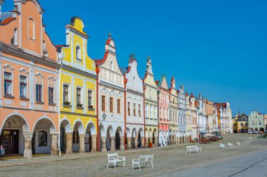 Çek Cumhuriyeti 'nin Telc kentindeki tarihi meydanda renkli evler.