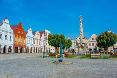 Çek Cumhuriyeti 'nin Telc kentindeki tarihi meydanda renkli evler.