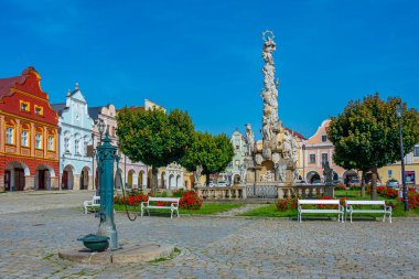 Çek Cumhuriyeti 'nin Telc kentindeki tarihi meydanda renkli evler.