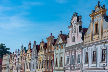 Çek Cumhuriyeti 'nin Telc kentindeki tarihi meydanda renkli evler.