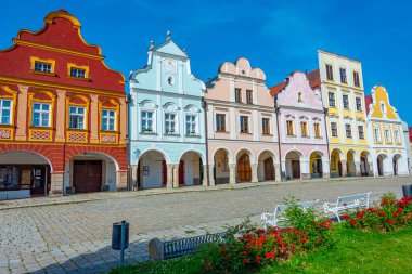Çek Cumhuriyeti 'nin Telc kentindeki tarihi meydanda renkli evler.