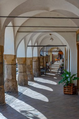 Çek Cumhuriyeti 'nin Telc kentindeki tarihi meydanda atari salonu.