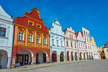 Çek Cumhuriyeti 'nin Telc kentindeki tarihi meydanda renkli evler.