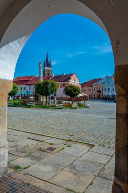 Çek Cumhuriyeti 'nin Telc kentindeki tarihi meydanda renkli evler.