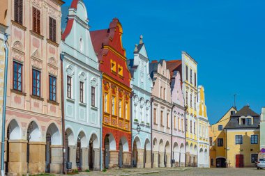 Çek Cumhuriyeti 'nin Telc kentindeki tarihi meydanda renkli evler.