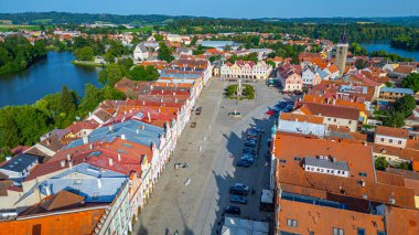 Çek Cumhuriyeti 'nin Telc kentindeki tarihi meydanda renkli evler.