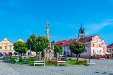 Çek Cumhuriyeti 'nin Telc kentindeki tarihi meydanda renkli evler.