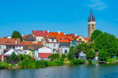 Çek Cumhuriyeti 'nde Telc şehir manzarasının yansıması.