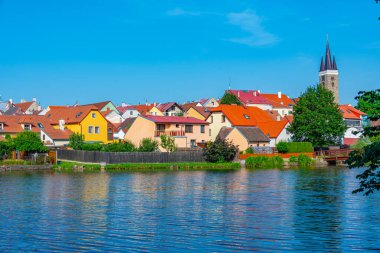 Çek Cumhuriyeti 'nde Telc şehir manzarasının yansıması.