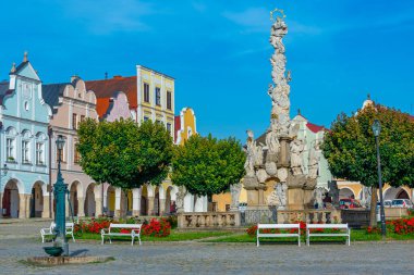 Çek Cumhuriyeti 'nin Telc kentindeki tarihi meydanda renkli evler.