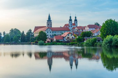Çek Cumhuriyeti 'ndeki Telc kalesinin yansıması.