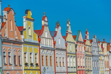 Çek Cumhuriyeti 'nin Telc kentindeki tarihi meydanda renkli evler.