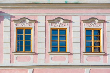 Çek Cumhuriyeti 'nin Telc kentindeki tarihi meydanda renkli evler.