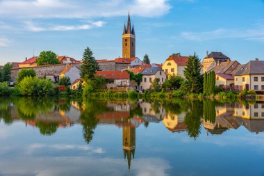 Çek Cumhuriyeti 'nde Telc şehir manzarasının yansıması.