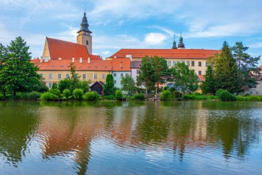 Çek Cumhuriyeti 'nde Telc şehir manzarasının yansıması.