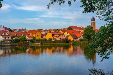 Çek Cumhuriyeti 'nde Telc şehir manzarasının yansıması.
