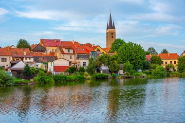 Çek Cumhuriyeti 'nde Telc şehir manzarasının yansıması.