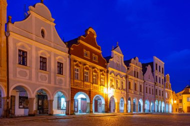 Çek Cumhuriyeti 'nin Telc kentindeki tarihi meydandaki renkli evlerin gün batımı manzarası.