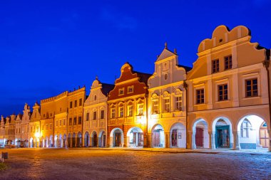 Çek Cumhuriyeti 'nin Telc kentindeki tarihi meydandaki renkli evlerin gün batımı manzarası.