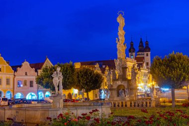 Çek Cumhuriyeti 'nin Telc kentindeki tarihi meydandaki renkli evlerin gün batımı manzarası.