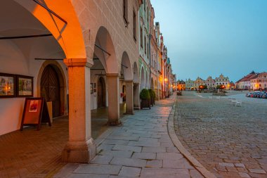 Çek Cumhuriyeti 'nin Telc kentindeki tarihi meydandaki renkli evlerin gün doğumu manzarası.