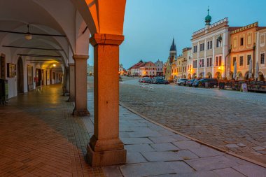 Çek Cumhuriyeti 'nin Telc kentindeki tarihi meydandaki renkli evlerin gün doğumu manzarası.