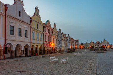 Çek Cumhuriyeti 'nin Telc kentindeki tarihi meydandaki renkli evlerin gün doğumu manzarası.